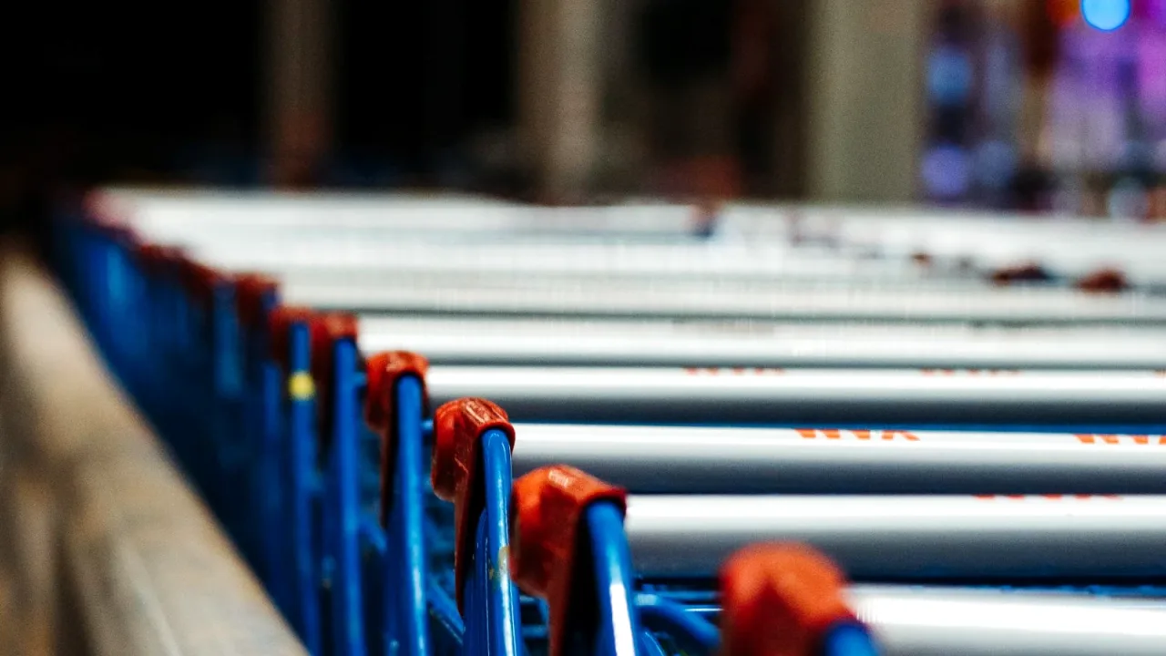 Market girişinde alışveriş arabaları
